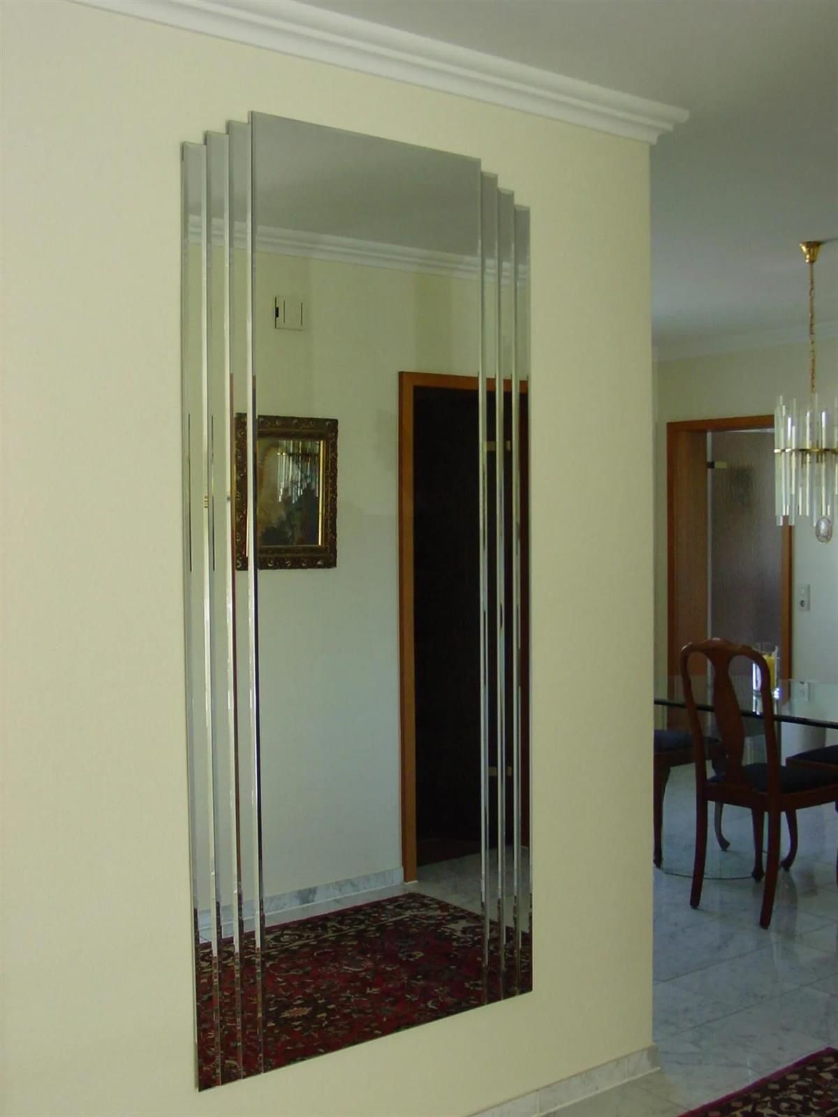 Ein Esszimmer mit einem großen Spiegel an der Wand