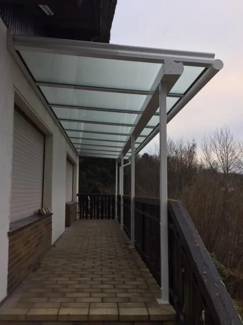 Ein Balkon mit einem Glasdach darüber.