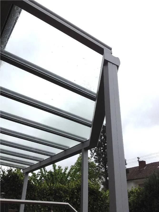 Eine Metallkonstruktion mit einem Dach aus klarem Glas