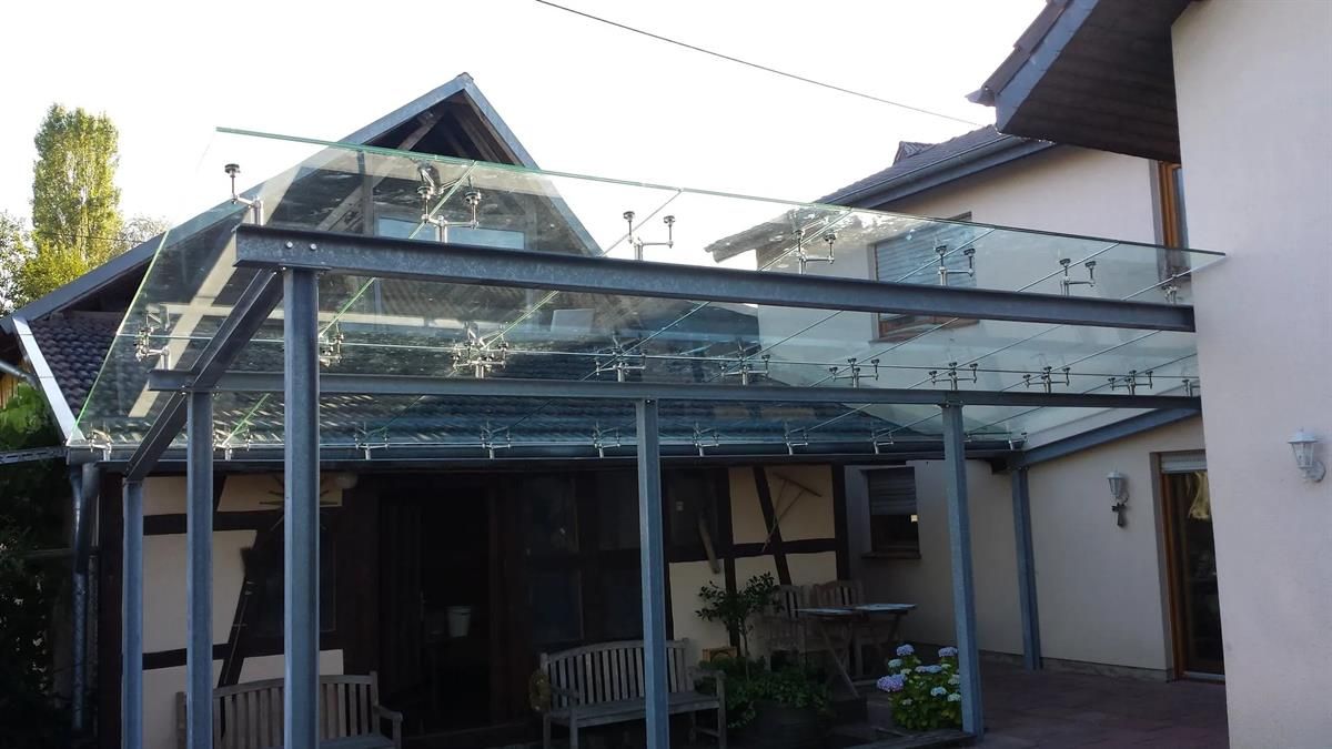 Ein Haus mit einem Glasdach darüber