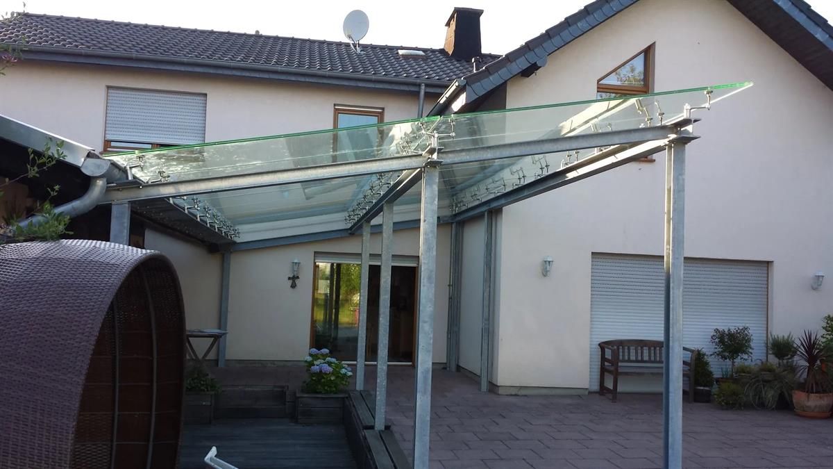 Ein Haus, zu dem ein gläserner Gang führt