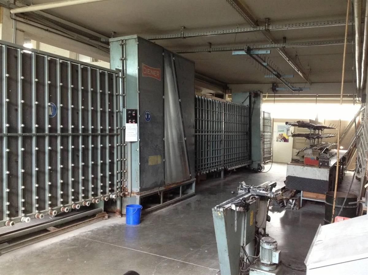 Ein Lagerhaus mit einem blauen Eimer auf dem Boden