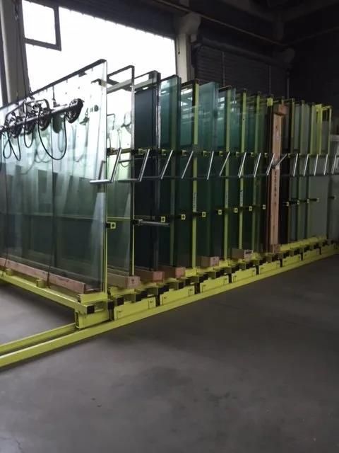 Ein Lagerhaus voller Glas auf einem Förderband.