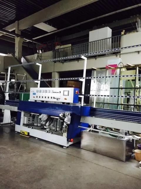 Eine Maschine steht mitten in einem Fabrikraum.