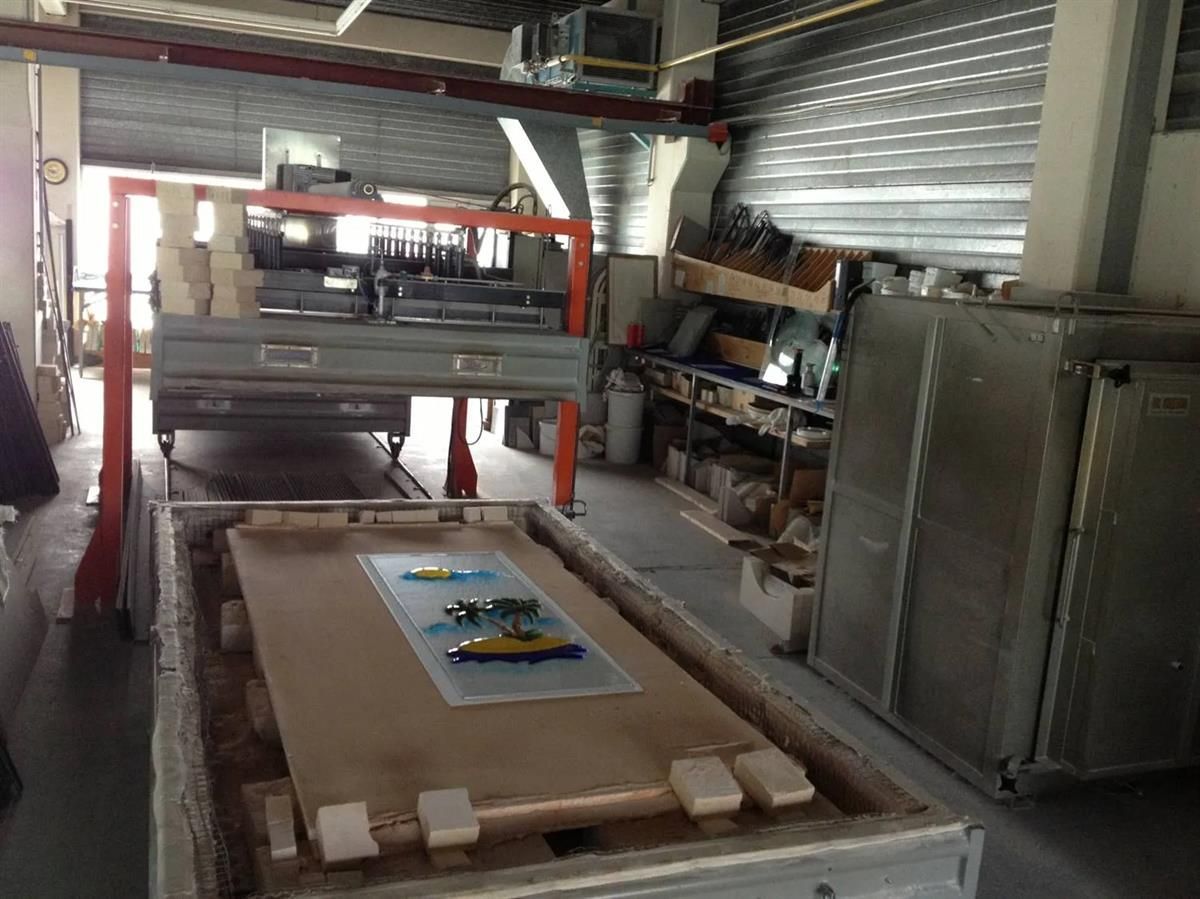 Ein großes Stück Holz liegt in einer Kiste in einer Fabrik