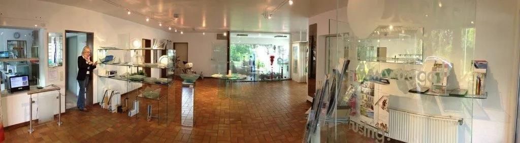 Eine Frau steht in einem großen Raum mit vielen Regalen.