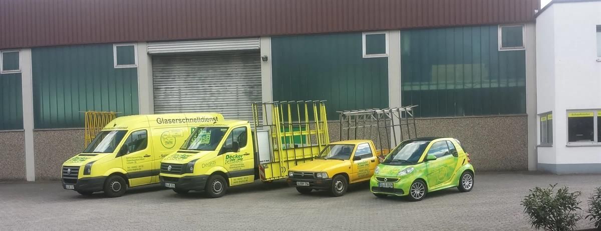 Eine Reihe gelber Fahrzeuge parkt vor einem Gebäude