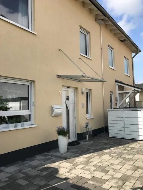 Die Vorderseite eines Hauses mit einem Vordach über der Tür und einem Briefkasten.