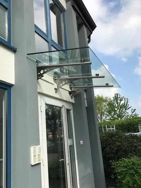 Ein Gebäude mit einem Glasdach über der Tür.