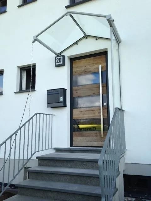 Die Haustür eines Hauses mit der Nummer 30 darauf