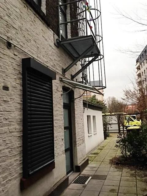 Ein Gebäude mit einem Notausgang an der Seite.