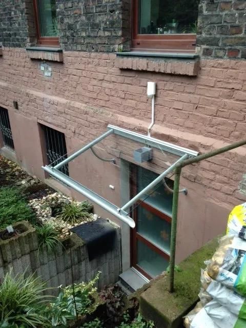 Ein Backsteingebäude mit einem Vordach über der Tür.