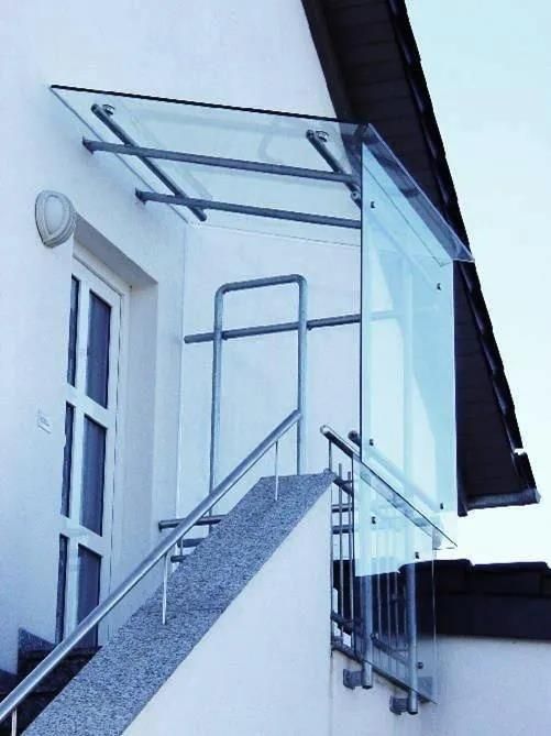 Ein weißes Gebäude mit Treppen und einem Glasdach