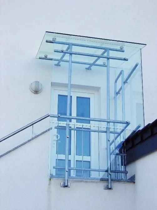 Ein weißes Gebäude mit Treppen und einem Glasdach