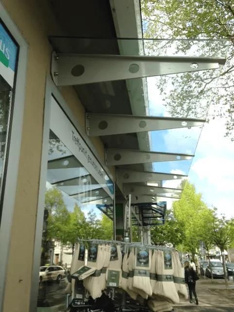 Eine Reihe Socken hängen unter einem Glasdach