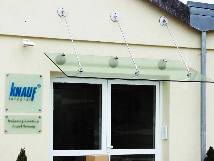 Ein Gebäude mit einem Schild mit der Aufschrift Knauf darauf