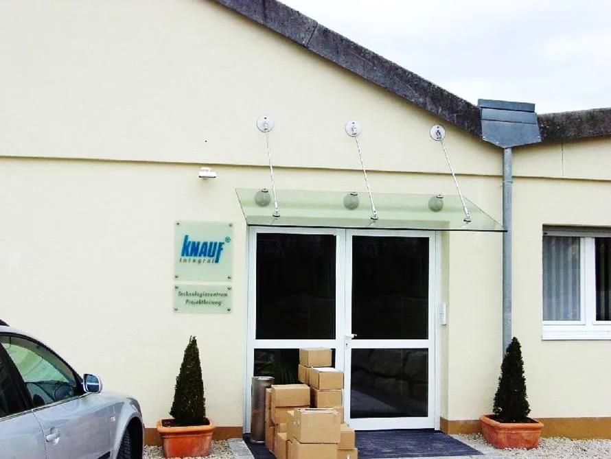Ein Gebäude mit einem Schild mit der Aufschrift Knauf darauf
