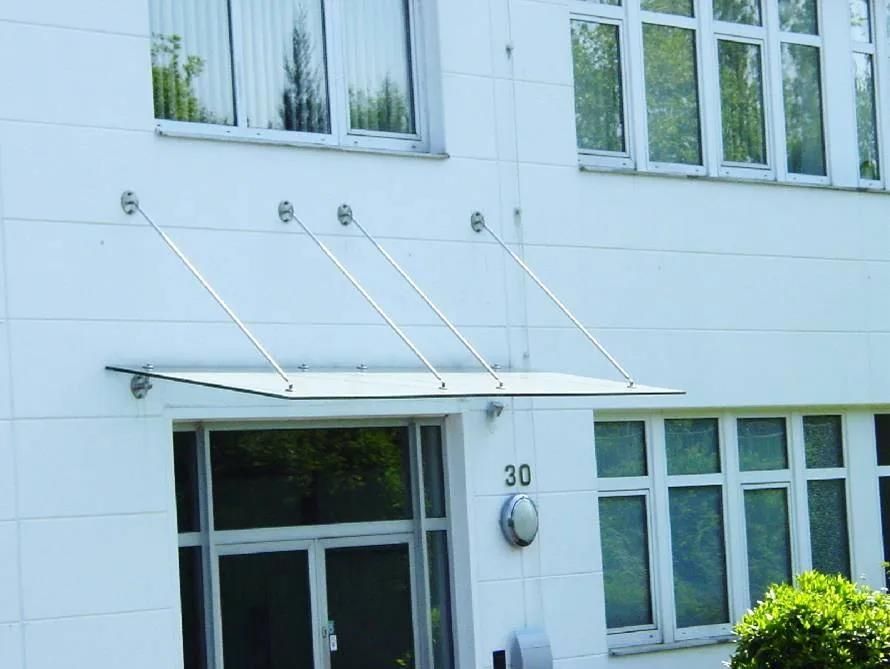 Ein weißes Gebäude mit der Nummer 30 darauf