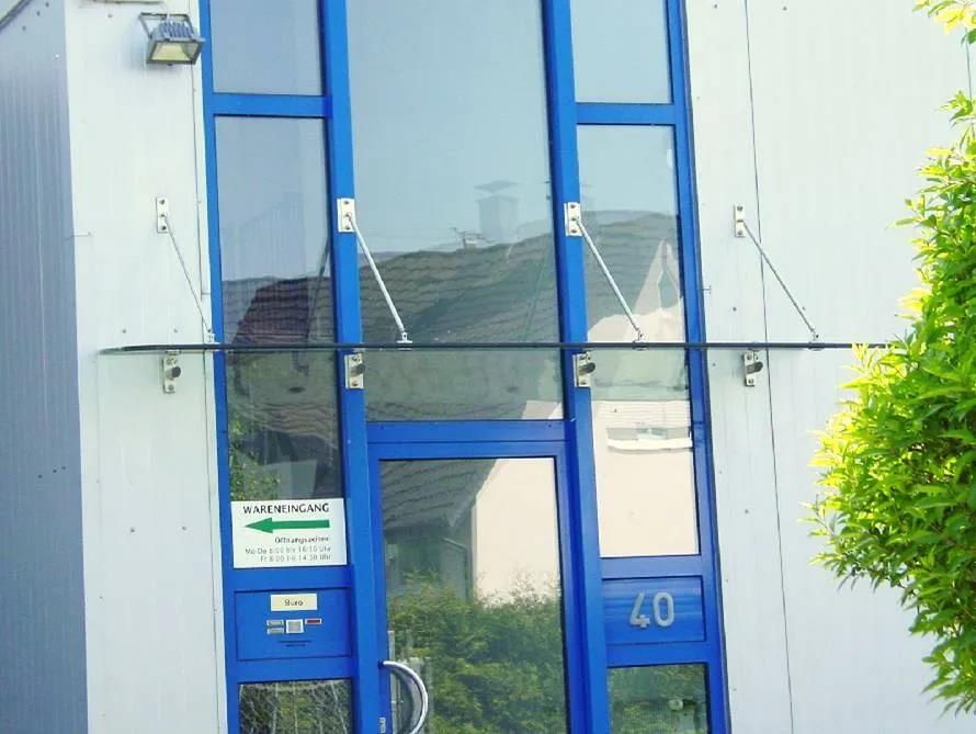 Eine blaue Tür mit der Nummer 40 darauf