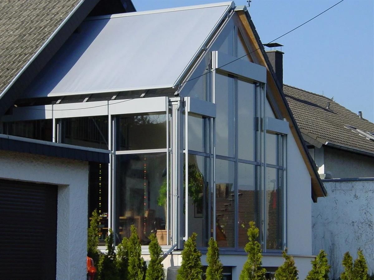 Ein Haus mit vielen Fenstern und einem Dach