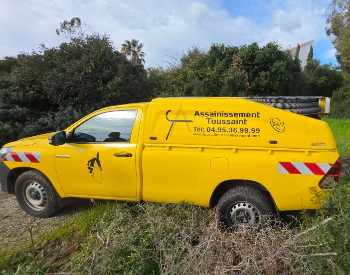 Un véhicule jaune sur l'herbe.
