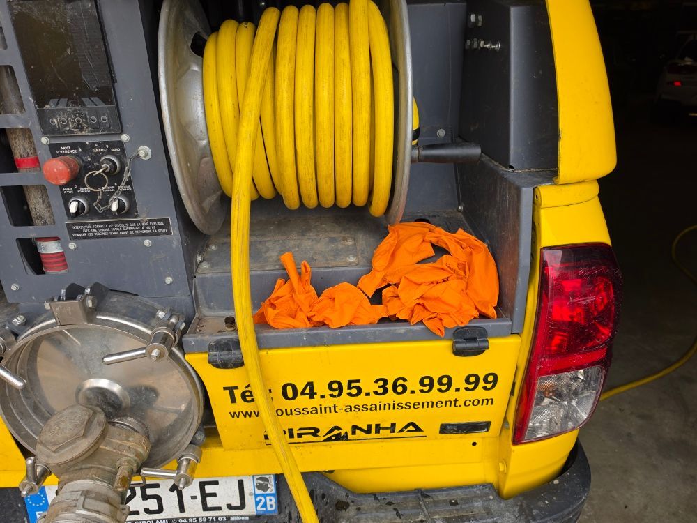 Un tuyau jaune.