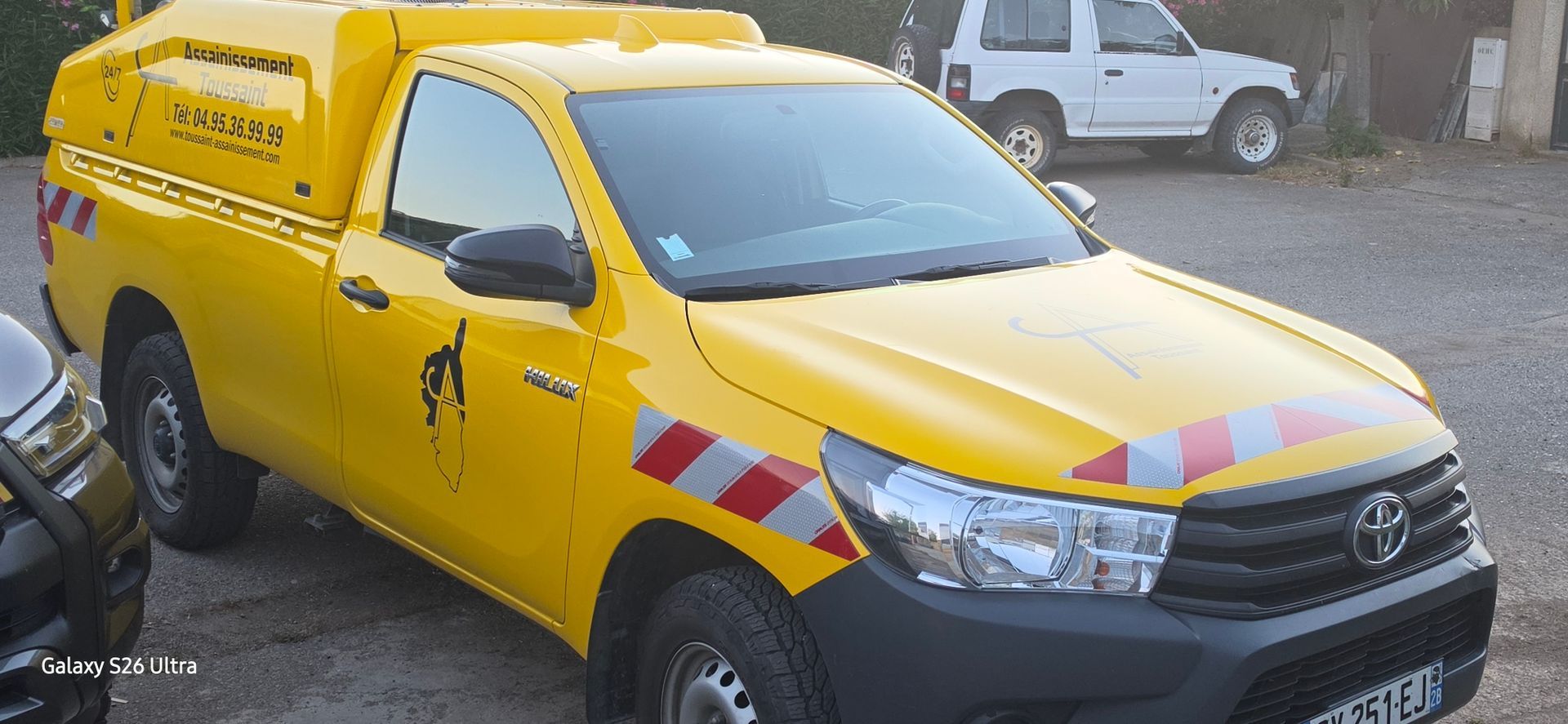 Le pare-brise d'une voiture jaune.