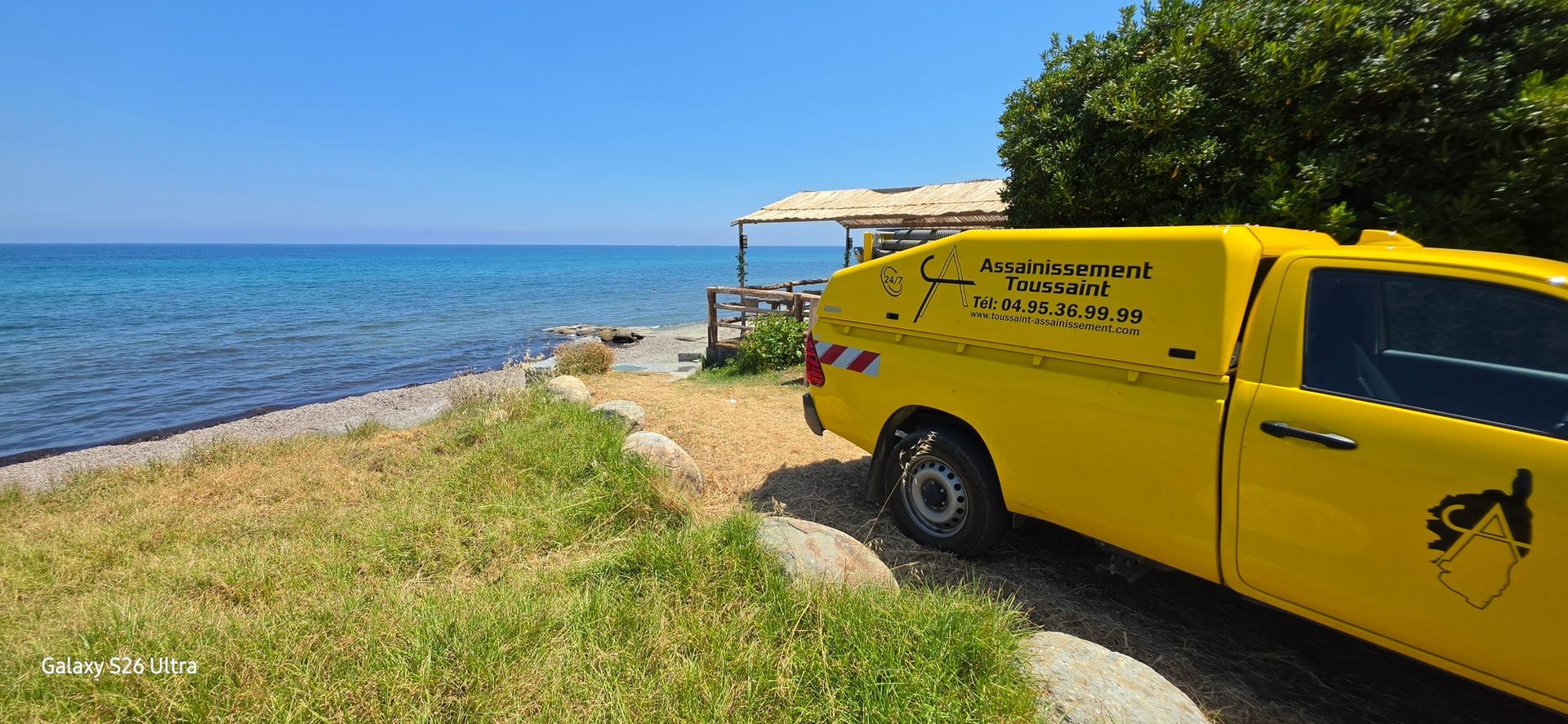 Une voiture jaune en bord de mer.