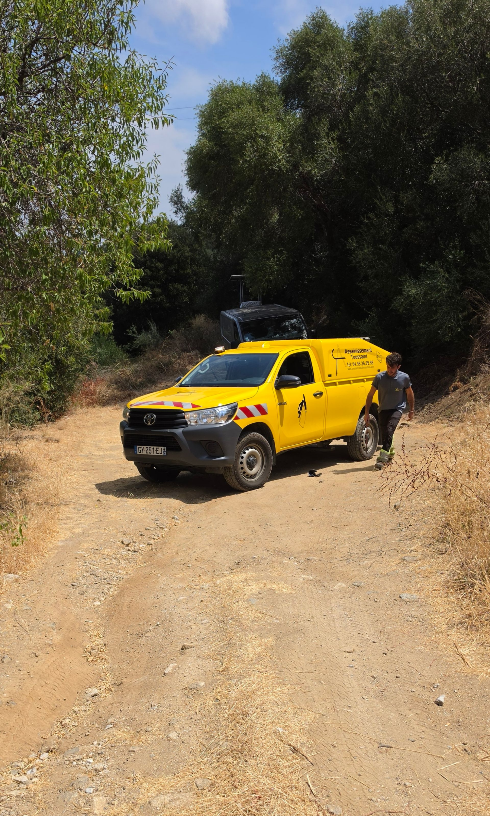 Une voiture jaune sur une piste.