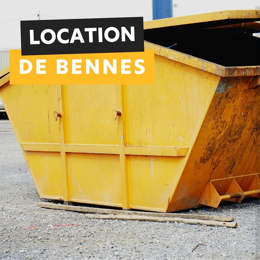 Une benne jaune sur le sol.