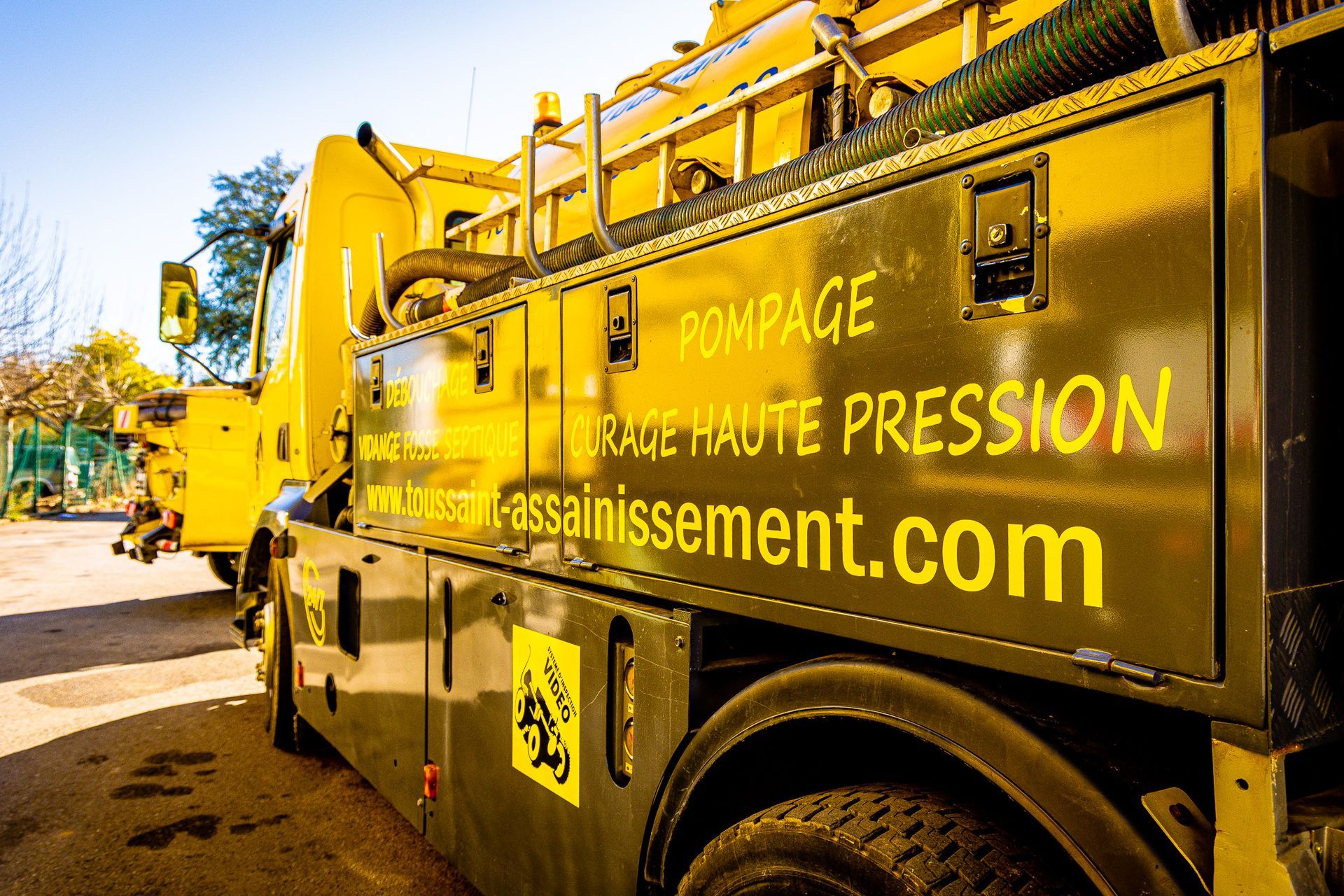 Un camion avec des écritures jaunes.