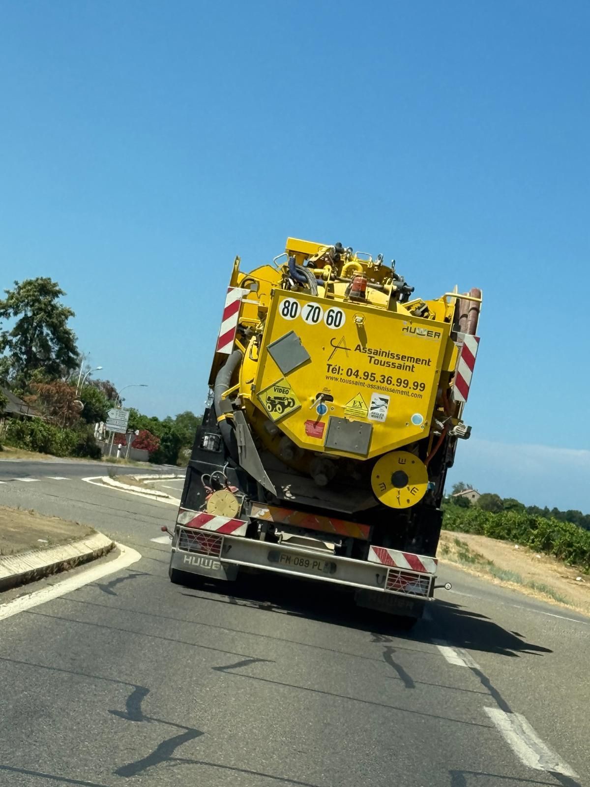 L'arrière d'un camion jaune.