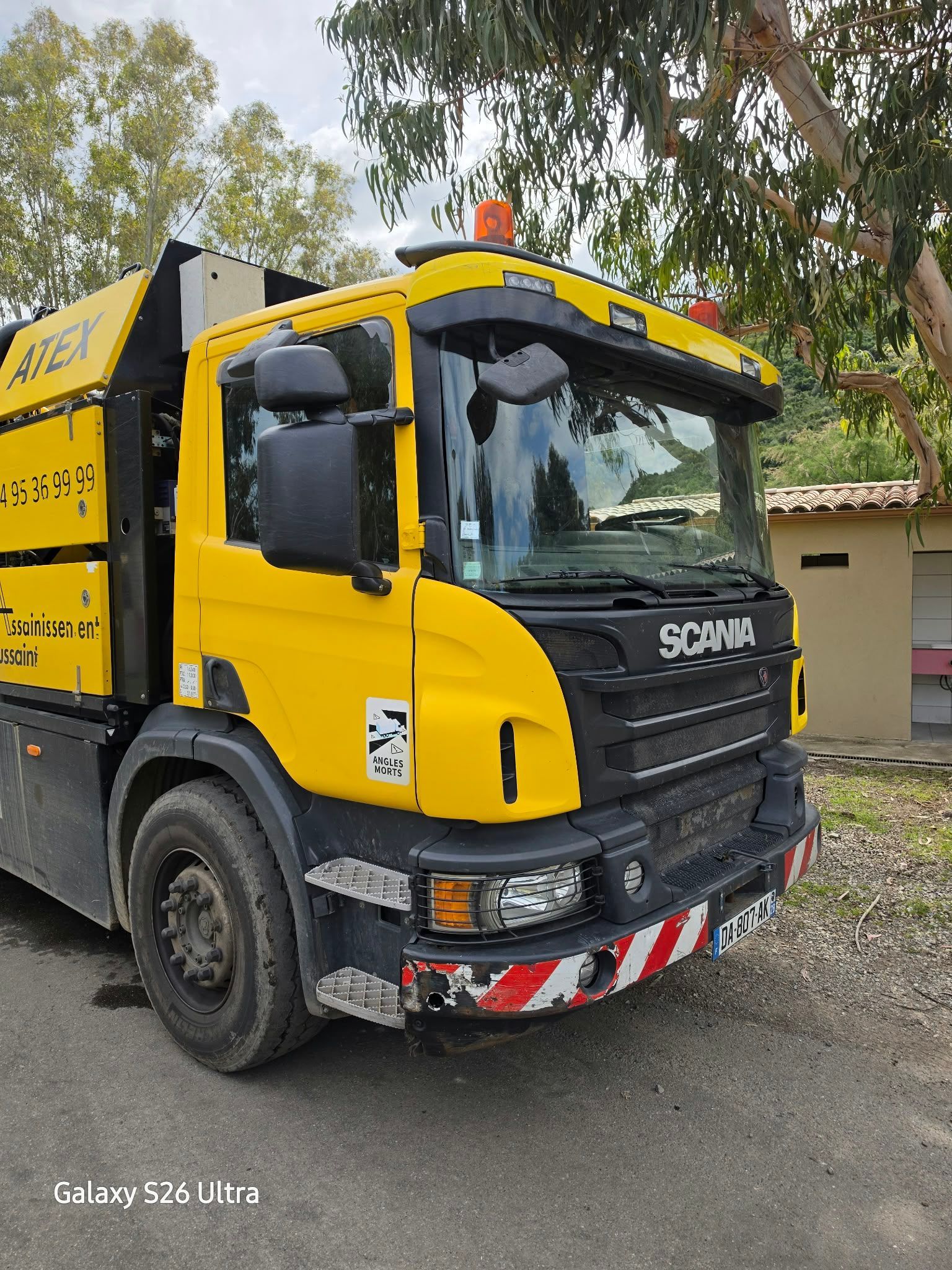 La cabine d'un camion.
