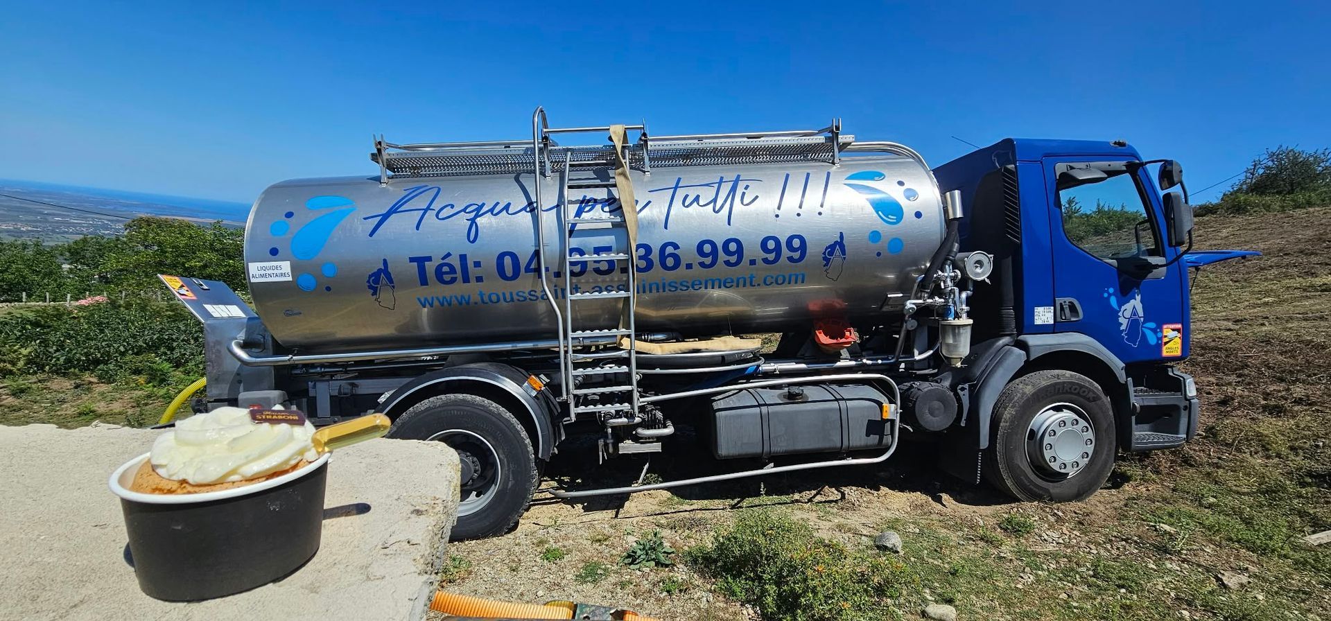 Un camion bleu et gris.