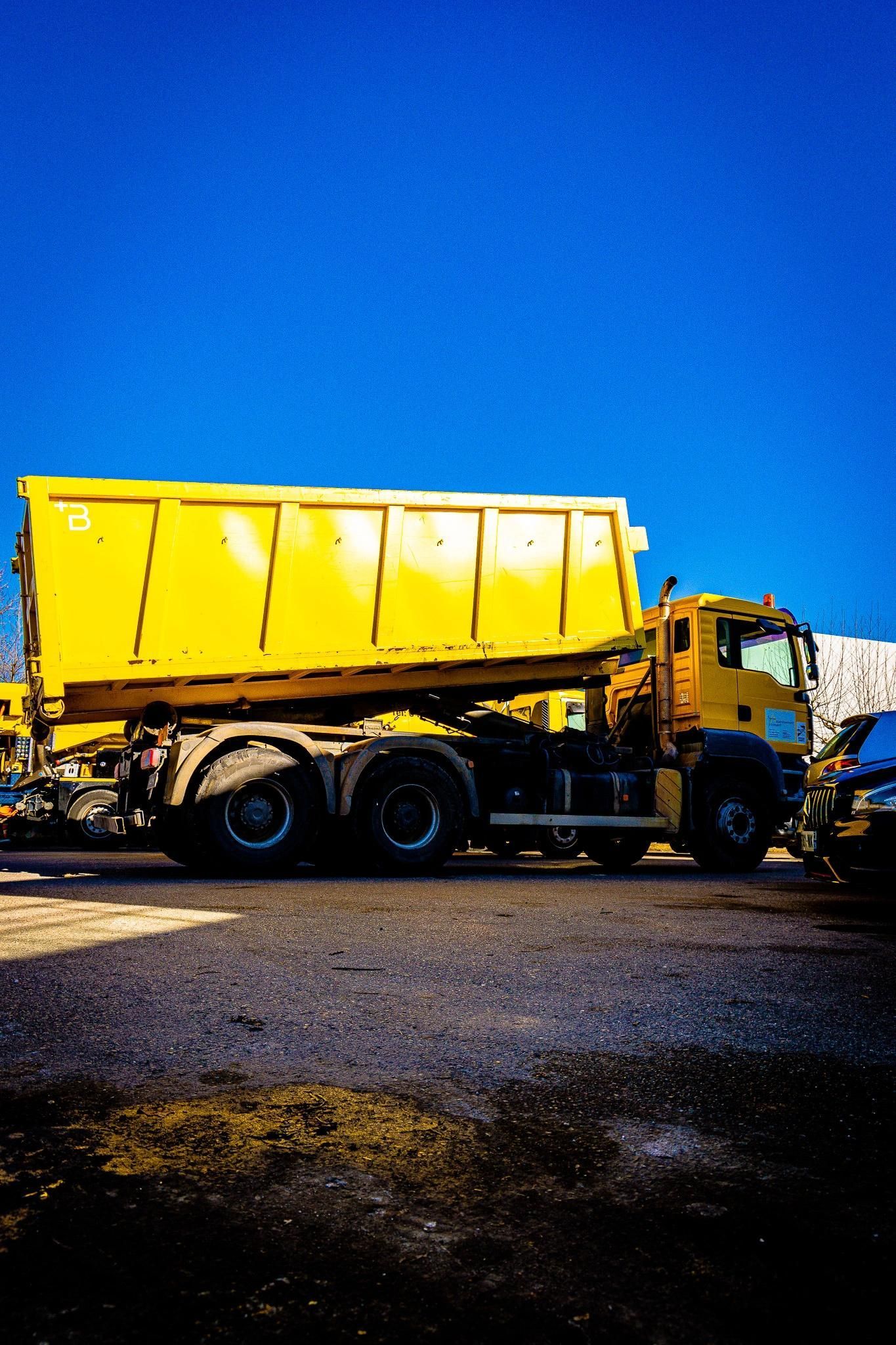 Une benne jaune sur un camion.