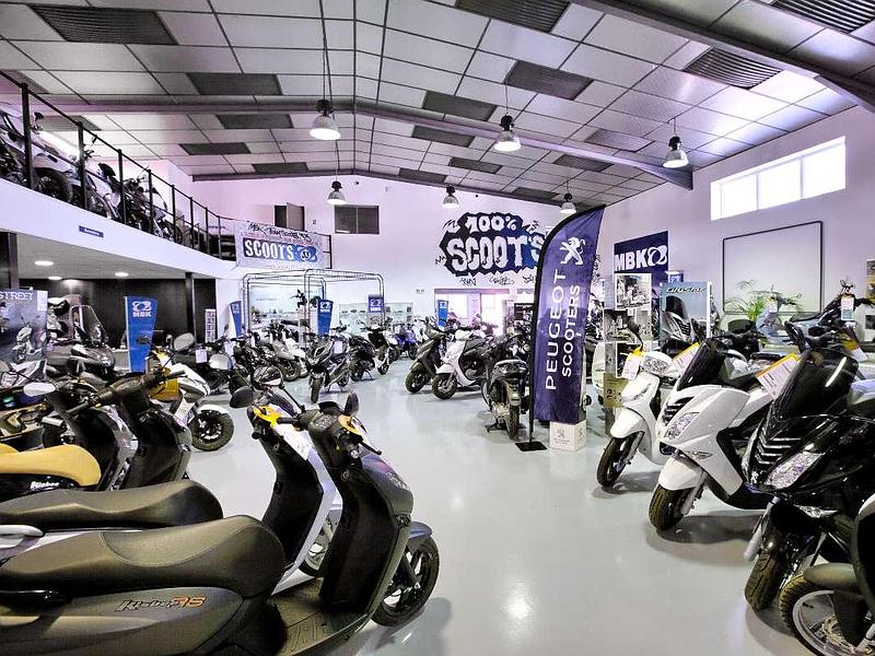 100 Scoots vente de scooters à Bordeaux face à Auchan