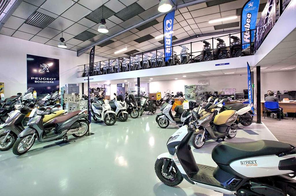 100 Scoots vente de scooters à Bordeaux face à Auchan