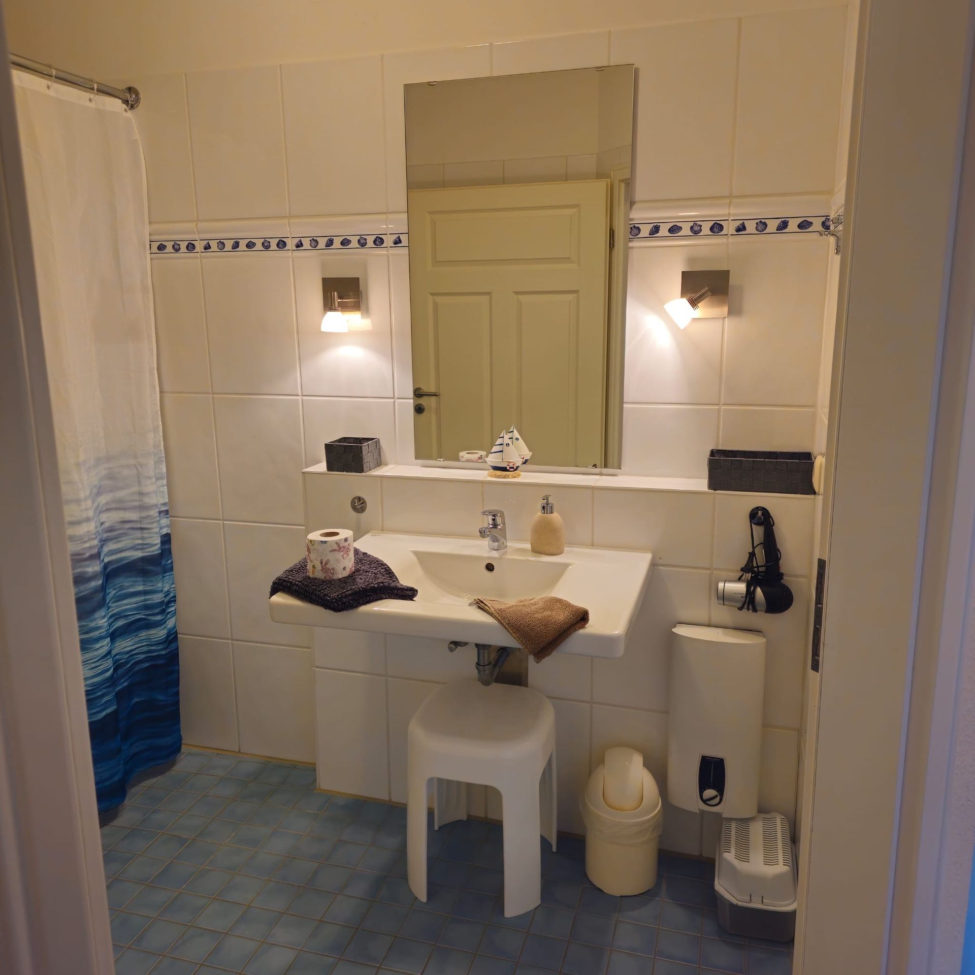 Ein Badezimmer mit Waschbecken, Toilette und Spiegel