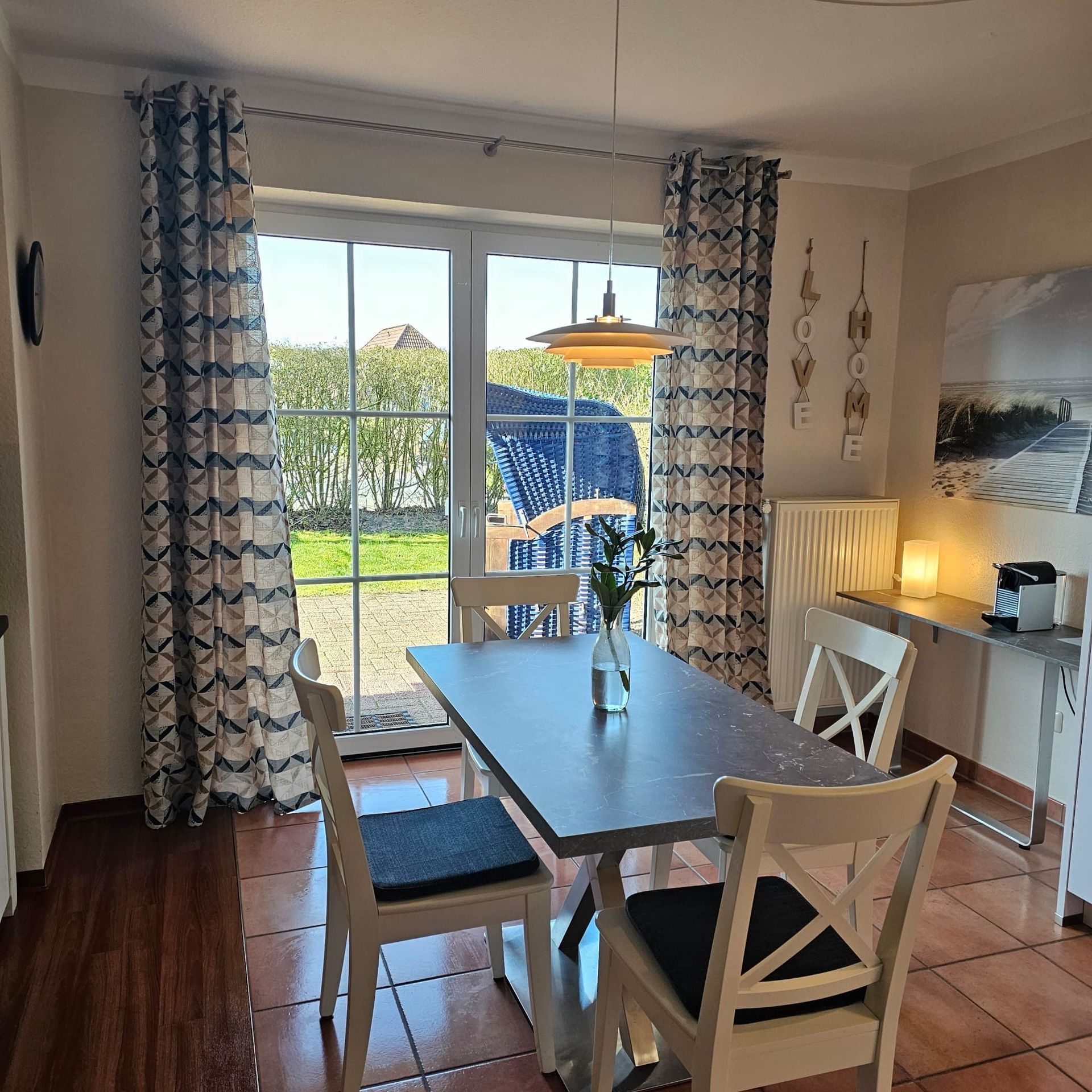 Ein Esszimmer mit Tisch und Stühlen und einer Glasschiebetür