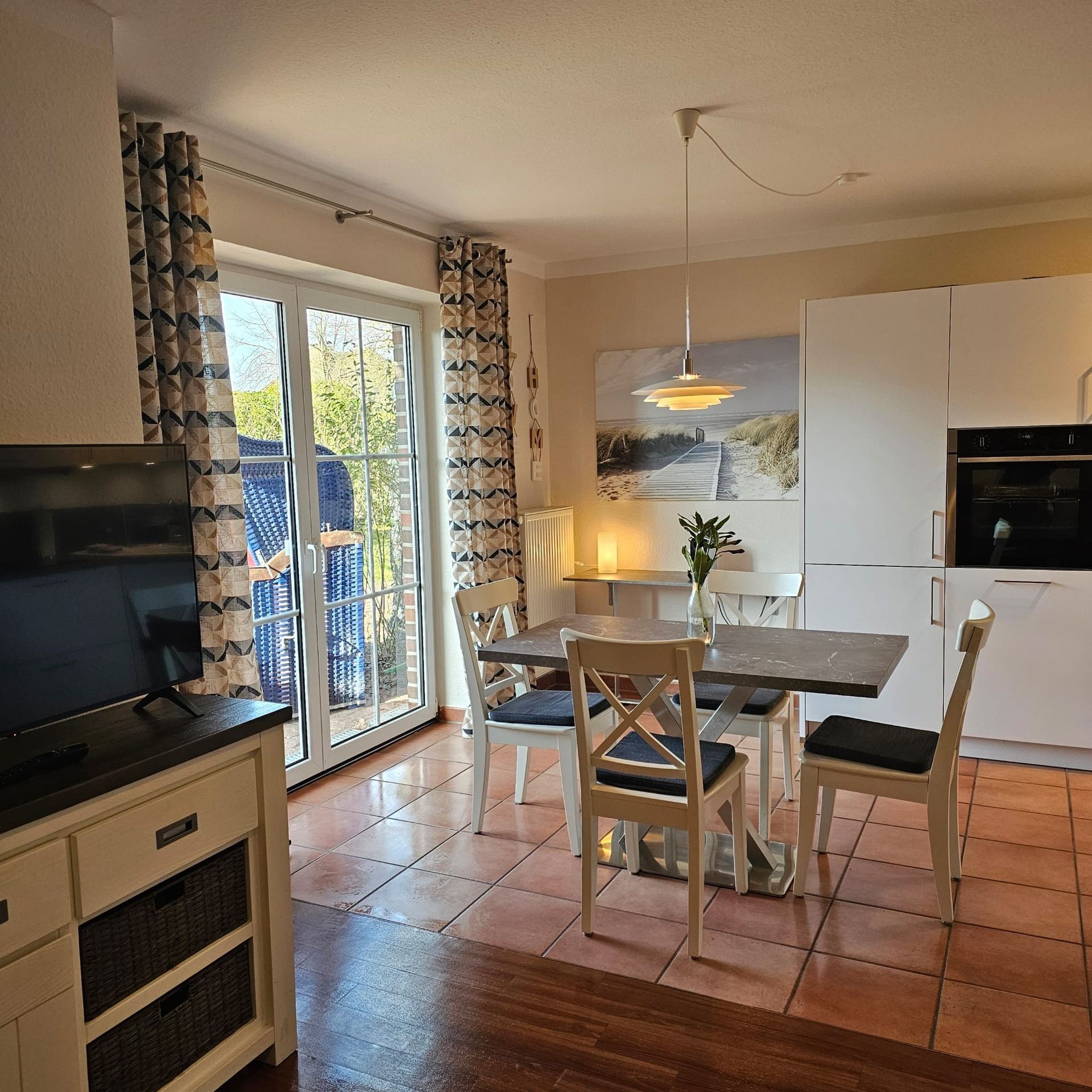 Eine Küche mit einem Tisch und Stühlen darin