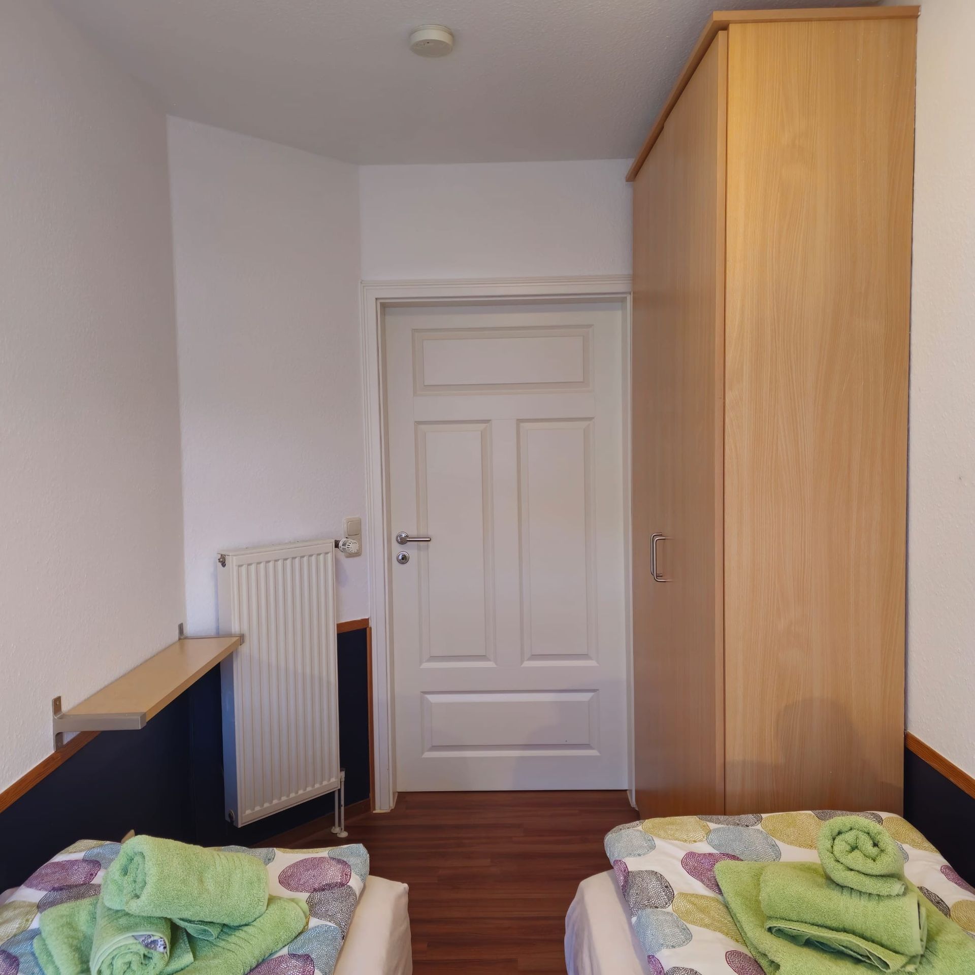 Ein Schlafzimmer mit zwei Betten und einer Tür