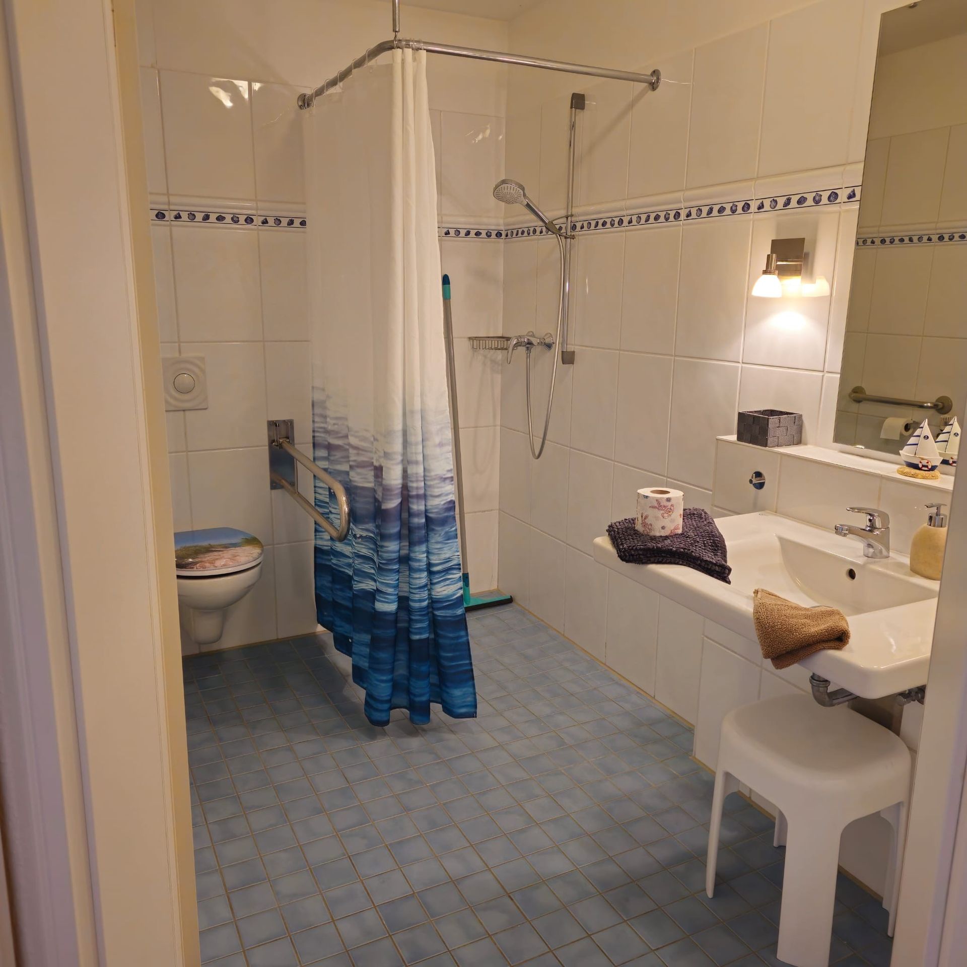 Ein Badezimmer mit Waschbecken, Toilette und Duschvorhang