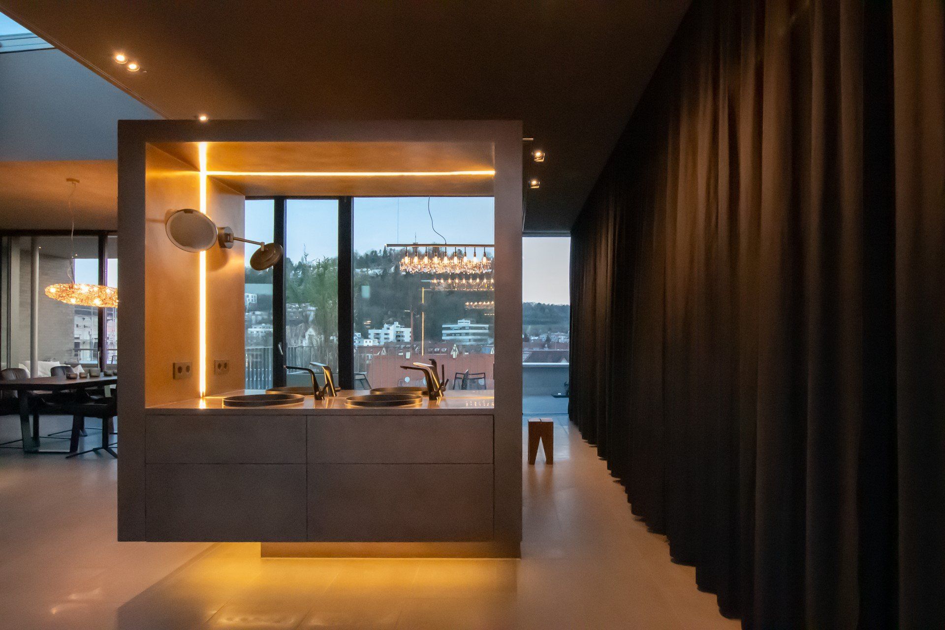 Techniker arbeitet an Schaltkasten