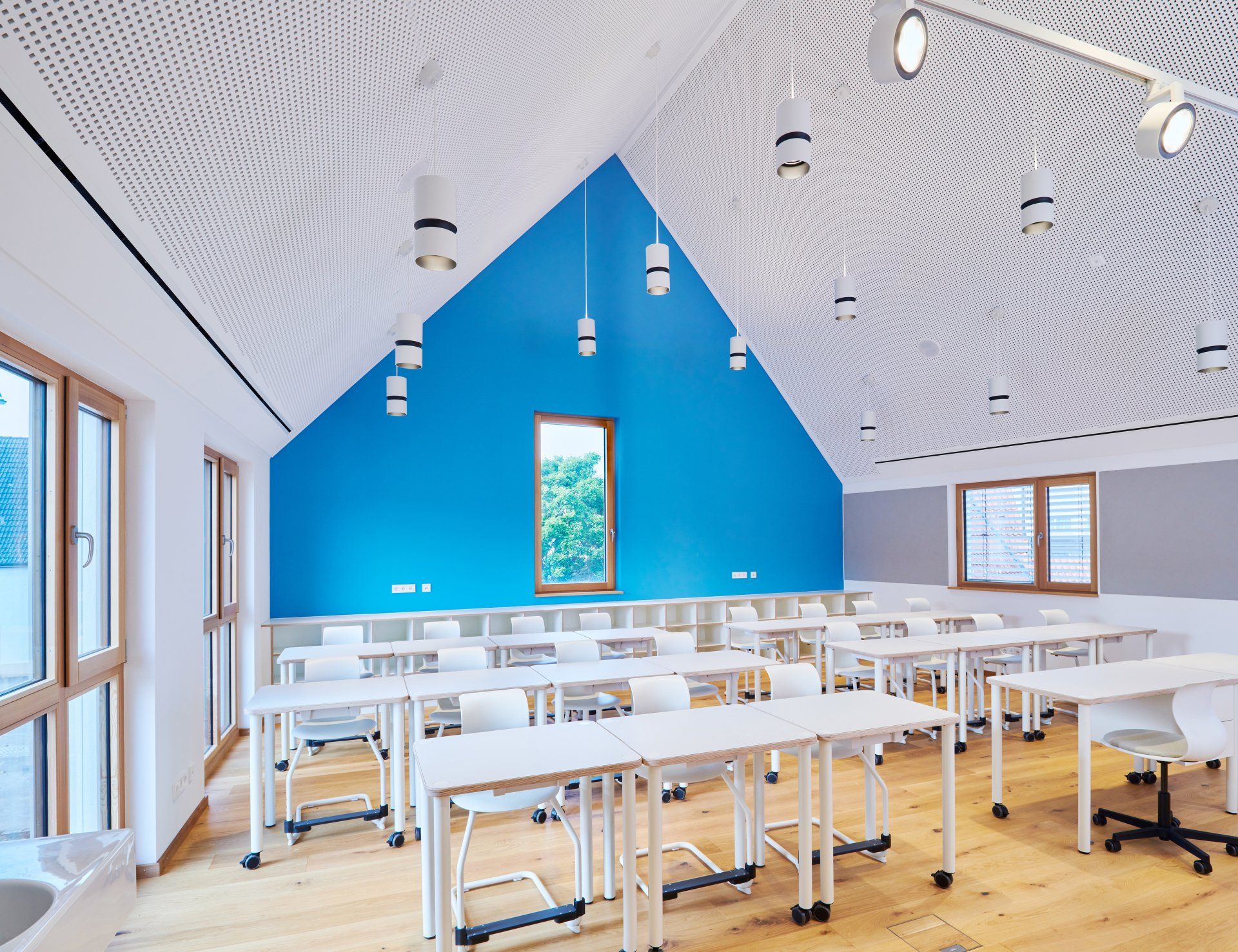 Techniker installiert Stromleitungen im Neubau