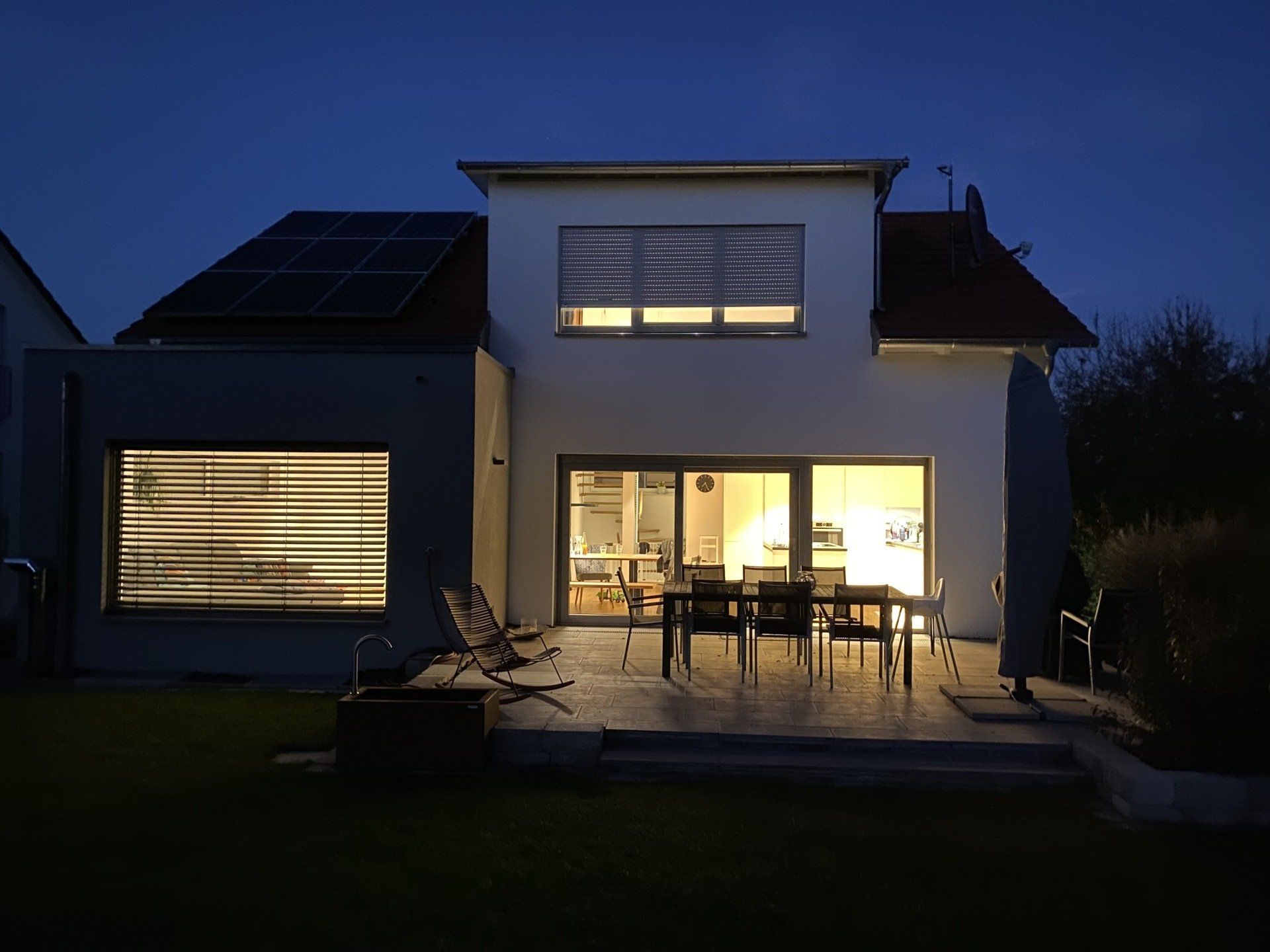 Schaltkasten wird überprüft vom Techniker