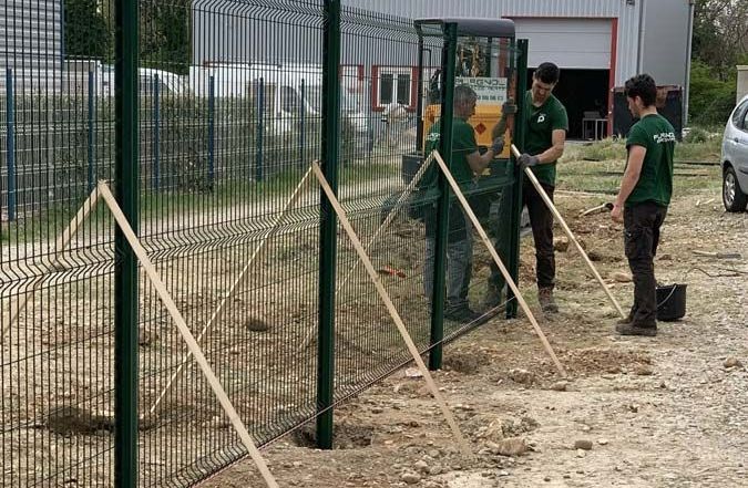 Mise en place d'une clôture par Plagnol Espaces verts
