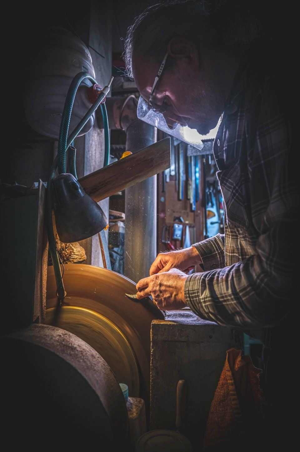 Schleiferei Scheren-Große – Person schleift etwas