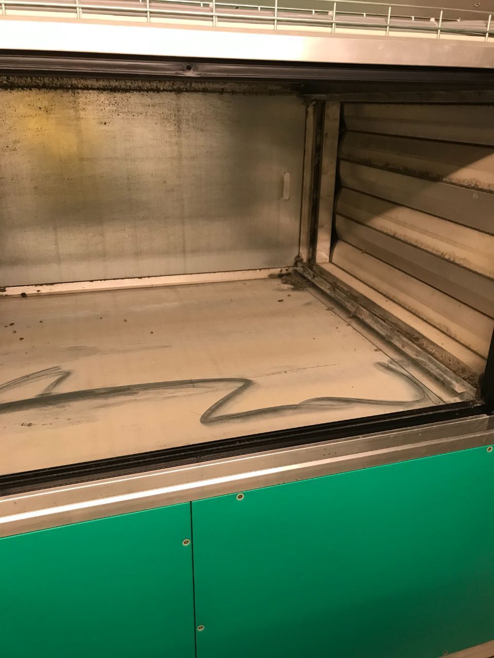 Kasten vor Reinigung, Foto von Wasair.ch