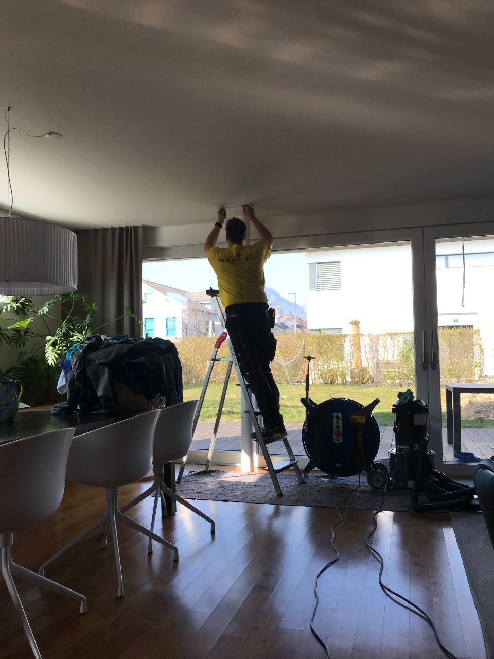 Mitarbeiter von Wasair.ch arbeitet in einem Wohnzimmer