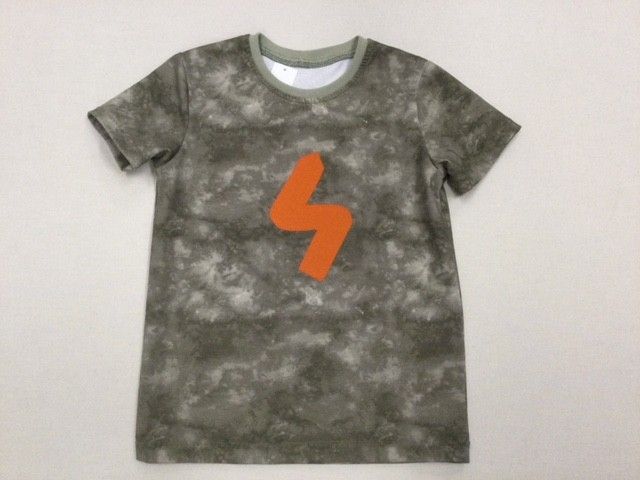 Olivgrünes T-Shirt mit orangefarbenem Blitzmotiv auf der Vorderseite.